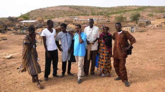 La délégation de TPMN en compagnie de quelques éléments de la coordination de Dakar (Mody Ba et Ibrahima Ndiaye), Moustapha Sy de Diataar et Néné N'diaye du camp de Médina Fanaye dans un camp de réfugiés.