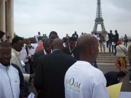 Compte rendu et images de la manifestation de Paris contre le coup d’État en Mauritanie. Compte rendu et images de la manifestation de Paris contre le coup d’État en Mauritanie.