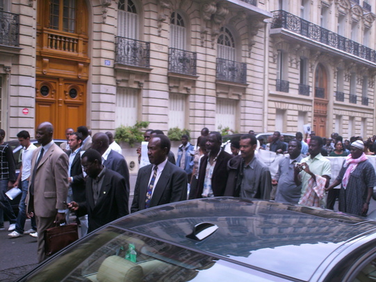 Compte rendu et images de la manifestation de Paris contre le coup d’État en Mauritanie. Compte rendu et images de la manifestation de Paris contre le coup d’État en Mauritanie.