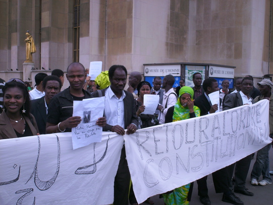 Compte rendu et images de la manifestation de Paris contre le coup d’État en Mauritanie. Compte rendu et images de la manifestation de Paris contre le coup d’État en Mauritanie.