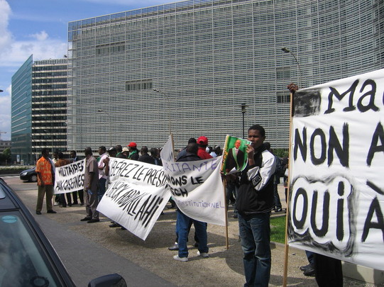 Images de la manifestation de Mauritaniens contre le coup d'état, devant le siège de la CEE à Bruxelles Images de la manifestation de Mauritaniens contre le coup d'état, devant le siège de la CEE à Bruxelles