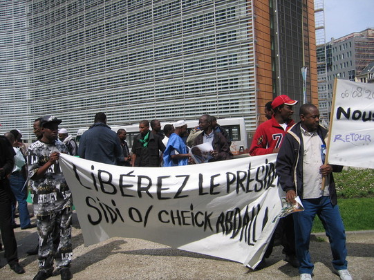 Images de la manifestation de Mauritaniens contre le coup d'état, devant le siège de la CEE à Bruxelles Images de la manifestation de Mauritaniens contre le coup d'état, devant le siège de la CEE à Bruxelles