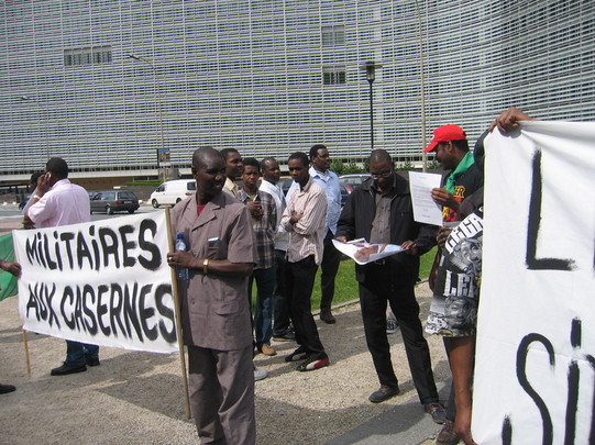 Images de la manifestation de Mauritaniens contre le coup d'état, devant le siège de la CEE à Bruxelles Images de la manifestation de Mauritaniens contre le coup d'état, devant le siège de la CEE à Bruxelles
