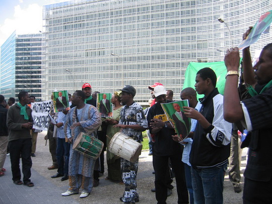 Images de la manifestation de Mauritaniens contre le coup d'état, devant le siège de la CEE à Bruxelles Images de la manifestation de Mauritaniens contre le coup d'état, devant le siège de la CEE à Bruxelles