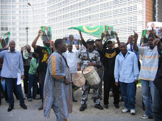 Images de la manifestation de Mauritaniens contre le coup d'état, devant le siège de la CEE à Bruxelles Images de la manifestation de Mauritaniens contre le coup d'état, devant le siège de la CEE à Bruxelles