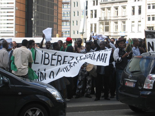 Images de la manifestation de Mauritaniens contre le coup d'état, devant le siège de la CEE à Bruxelles Images de la manifestation de Mauritaniens contre le coup d'état, devant le siège de la CEE à Bruxelles
