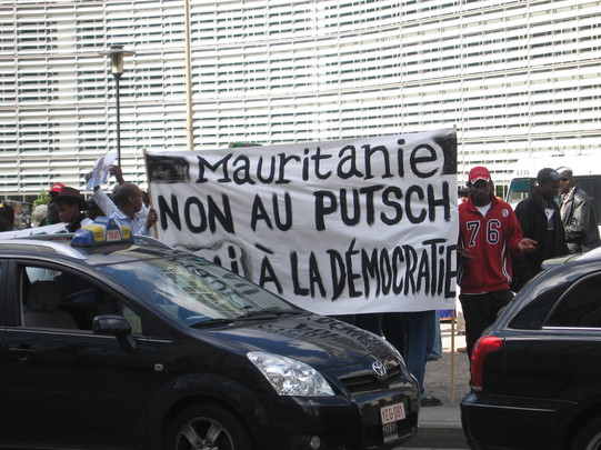 Images de la manifestation de Mauritaniens contre le coup d'état, devant le siège de la CEE à Bruxelles Images de la manifestation de Mauritaniens contre le coup d'état, devant le siège de la CEE à Bruxelles