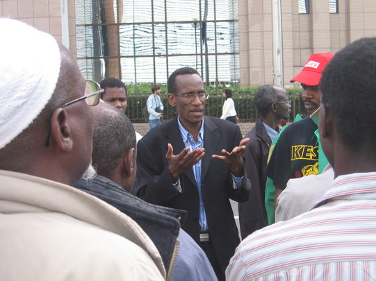 Images de la manifestation de Mauritaniens contre le coup d'état, devant le siège de la CEE à Bruxelles Images de la manifestation de Mauritaniens contre le coup d'état, devant le siège de la CEE à Bruxelles