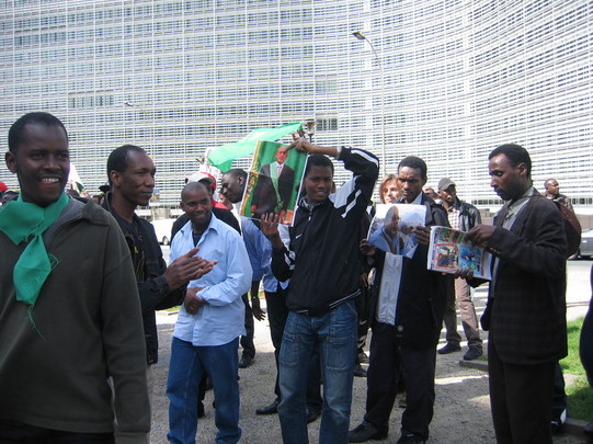 Images de la manifestation de Mauritaniens contre le coup d'état, devant le siège de la CEE à Bruxelles Images de la manifestation de Mauritaniens contre le coup d'état, devant le siège de la CEE à Bruxelles