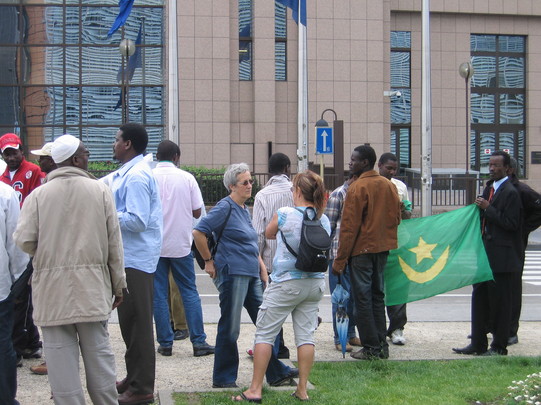 Images de la manifestation de Mauritaniens contre le coup d'état, devant le siège de la CEE à Bruxelles Images de la manifestation de Mauritaniens contre le coup d'état, devant le siège de la CEE à Bruxelles