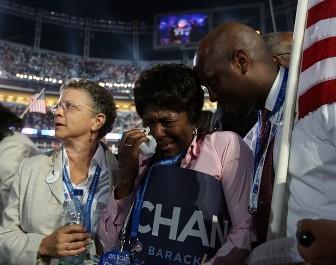 Une femme pleure après le discours d'acceptation de Barack Obama jeudi soir à Denver Une femme pleure après le discours d'acceptation de Barack Obama jeudi soir à Denver