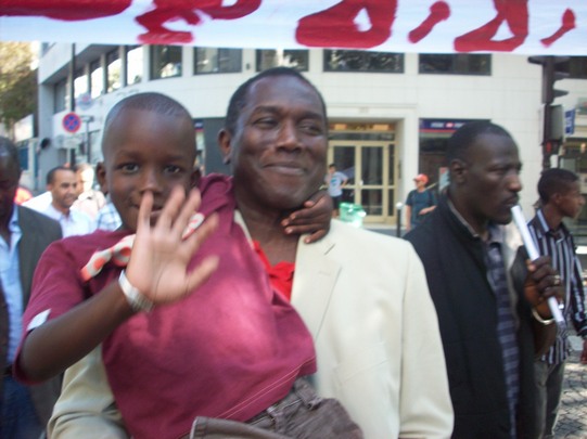 (2) Grande mobilisation à Paris contre le coup d’état en Mauritanie