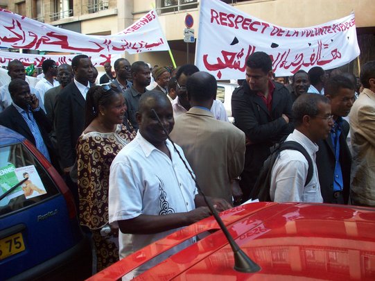 (2) Grande mobilisation à Paris contre le coup d’état en Mauritanie