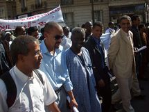 Ici Mr Mohamed Baba à gauche manifestant à Paris contre le putsch Ici Mr Mohamed Baba à gauche manifestant à Paris contre le putsch