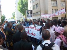 Manifestation à Paris contre le putsch du 6 août . Manifestation à Paris contre le putsch du 6 août .