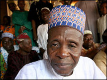 Nigeria : Après avoir déclaré qu’ ' il n’existe aucune loi qui impose qu’on n’épouse que quatre femmes ', l’homme qui avait 86 épouses arrêté Nigeria : Après avoir déclaré qu’ ' il n’existe aucune loi qui impose qu’on n’épouse que quatre femmes ', l’homme qui avait 86 épouses arrêté