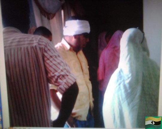 Le chef de la bande  (le monsieur qui porte un turban blanc) qui se prétend un chef de police en civil, avait envahit la chambre à coucher de la première dame.