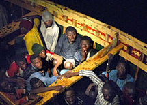 L'Espagne intercepte des migrants entassés sur une embarcation de fortune près des Canaries, dont 25 enfants L'Espagne intercepte des migrants entassés sur une embarcation de fortune près des Canaries, dont 25 enfants