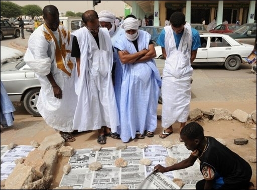 Des Mauritaniens lisent la presse du jour à Nouakchott, le 6 octobre 2008 Des Mauritaniens lisent la presse du jour à Nouakchott, le 6 octobre 2008