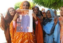Les familles arborant le portrait de O. Abdelkader