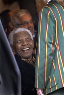 Nelson Mandela, premier président noir sud-africain, félicite Obama Nelson Mandela, premier président noir sud-africain, félicite Obama