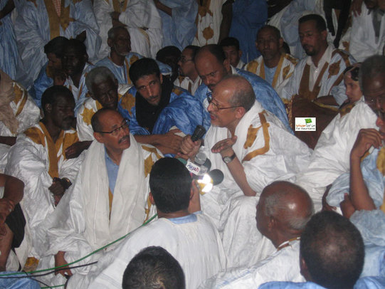 Les Mauritaniens affluent à Lemden, nouveau lieu de détention du Président de la République Les Mauritaniens affluent à Lemden, nouveau lieu de détention du Président de la République