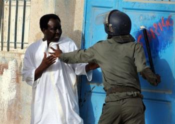 Un partisan du président mauritanien renversé Sidi Ould Cheikh Abdallahi malmené par un policier, le 8 août 2008 à Nouakchott Un partisan du président mauritanien renversé Sidi Ould Cheikh Abdallahi malmené par un policier, le 8 août 2008 à Nouakchott