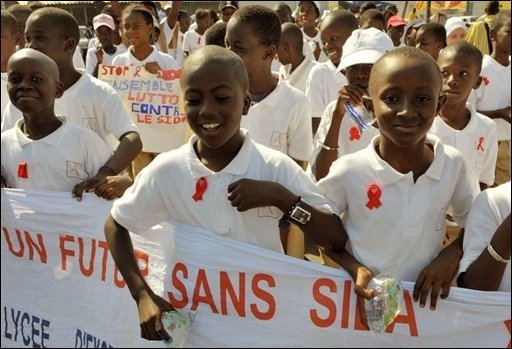 Des enfants participent à une marche contre le sida à Dakar le 2 décembre 2008 Des enfants participent à une marche contre le sida à Dakar le 2 décembre 2008