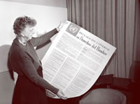 Eleanor Roosevelt, Présidente de la Commission des droits de l’homme, regardant la Déclaration universelle des droits de l’homme en espagnol. Eleanor Roosevelt, Présidente de la Commission des droits de l’homme, regardant la Déclaration universelle des droits de l’homme en espagnol.