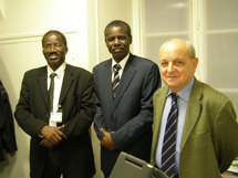 De gauche à droite: Maréga baba (For-Mauritania et FNDD-France), Assan Soumaré (ancien Ministre) et le Député François Loncle De gauche à droite: Maréga baba (For-Mauritania et FNDD-France), Assan Soumaré (ancien Ministre) et le Député François Loncle