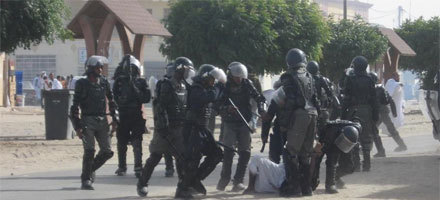 Une horde de policiers qui s'acharne sur un manifestant déjà à terre...(image Al akhbar)