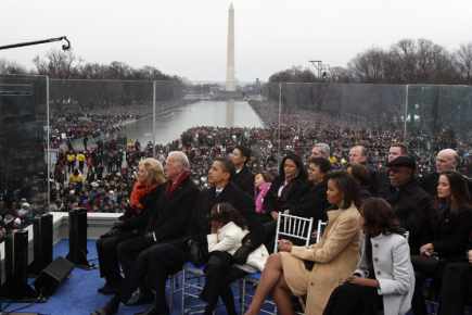 Accompagnés de leur famille, Barack Obama et Joe Biden suivent la cérémonie en haut des marches du Lincoln Memorial. Accompagnés de leur famille, Barack Obama et Joe Biden suivent la cérémonie en haut des marches du Lincoln Memorial.