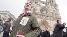 Bousculade entre militants devant Notre-Dame de Paris Bousculade entre militants devant Notre-Dame de Paris