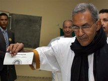 Ould Daddah accuse la junte de comploter pour "casser" son parti Ould Daddah accuse la junte de comploter pour "casser" son parti
