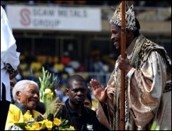 L'ancien président sud-africain Nelson Mandela salue un dignitaire de l'église en habit traditionnel, le 19 avril 2009 à Johannesburg L'ancien président sud-africain Nelson Mandela salue un dignitaire de l'église en habit traditionnel, le 19 avril 2009 à Johannesburg