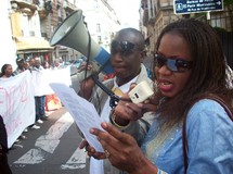 La presidente de AFMAF lisant la déclaration à l'ambassade de la RIM