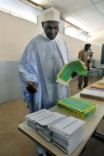Le président sénégalais dit n'être "pour aucun des partis" Le président sénégalais dit n'être "pour aucun des partis"