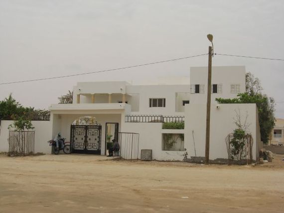 La 1ère villa attribuée en avril à Ibrahima SARR par Taqadoumy, sur la même rue que la maison de Zein Ould Zeidane. Elle est blanche et vaut 33 millions A l’époque, l’AJD/MR avait effectué sa propre enquête et contacté le vrai propriétaire
