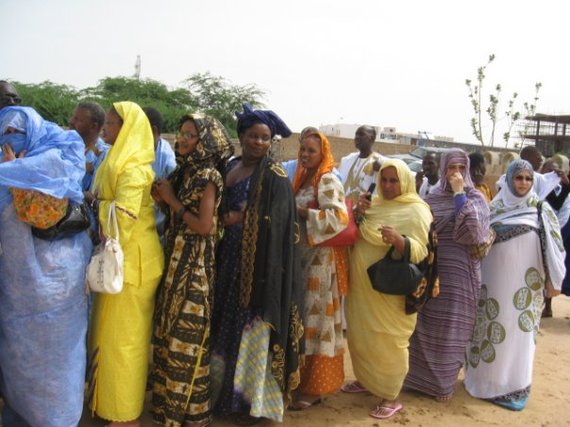 La palme de la patience revient au grand Fara BA, en boubou blanc. Il la partage avec Madické LEYE et Adama Anne, assesseur du Conseil National et conseiller municipal. Ce dernier est en boubou bleu, masqué par Raki Ngaïdé en orange et sac rouge La palme de la patience revient au grand Fara BA, en boubou blanc. Il la partage avec Madické LEYE et Adama Anne, assesseur du Conseil National et conseiller municipal. Ce dernier est en boubou bleu, masqué par Raki Ngaïdé en orange et sac rouge