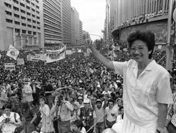 Corazon Aquino à Manille en 1986. Corazon Aquino à Manille en 1986.