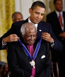 Desmond Tutu et Sydney Poitier décorés par Barack Obama Desmond Tutu et Sydney Poitier décorés par Barack Obama