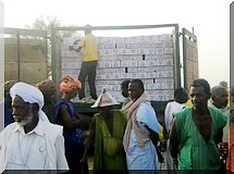 Distribution de 3 666 kits alimentaires au profit des familles de rapatriés [Reportage photos]