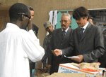 Le commissaire aux droits de l'homme supervise la distribution de produits alimentaires aux mendiants Le commissaire aux droits de l'homme supervise la distribution de produits alimentaires aux mendiants