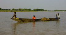Une pirogue se renverse sur le fleuve Sénégal faisant un mort et trois disparus Une pirogue se renverse sur le fleuve Sénégal faisant un mort et trois disparus