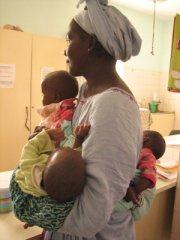 C'est au centre de santé de Dar Naim qu'Adama a amené ses jumelles et son dernier-né, qui souffrent tous de malnutrition