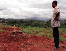 Un homme devant la tombe d'une victime du génocide de 1994 à Kigali au Rwanda. Un homme devant la tombe d'une victime du génocide de 1994 à Kigali au Rwanda.