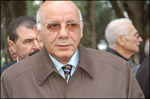 Le ministre algérien de l'agriculture Rachid Benaissa travaille à coordonner les efforts d'éradication des criquets avec la Mauritanie. Le ministre algérien de l'agriculture Rachid Benaissa travaille à coordonner les efforts d'éradication des criquets avec la Mauritanie.