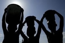 Enfants soudanais portant l'eau dans un camp près de Rumbek au sud du Soudan Enfants soudanais portant l'eau dans un camp près de Rumbek au sud du Soudan