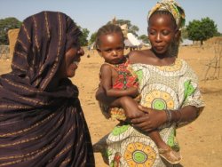 Aminetou G. avec sa fille et sa petite-fille de 18 mois. En août, la petite fille a été dépisté pour une malnutrition sévère, elle s'est maintenant presque complètement remise Aminetou G. avec sa fille et sa petite-fille de 18 mois. En août, la petite fille a été dépisté pour une malnutrition sévère, elle s'est maintenant presque complètement remise