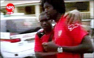 Le capitaine de l'équipe du Togo Emmanuel Adebayor (D) réconforté par un camarade Le capitaine de l'équipe du Togo Emmanuel Adebayor (D) réconforté par un camarade